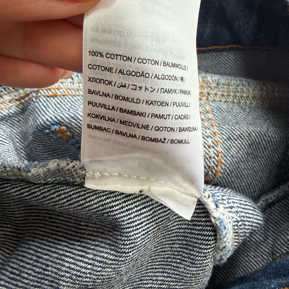 Farm Rio Dark wash denim mini skirt with button-up front and pockets. Size: 27’ - Picture 8 of 9
